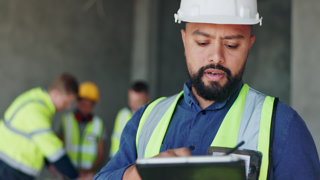 el capataz de la construcción comunicando