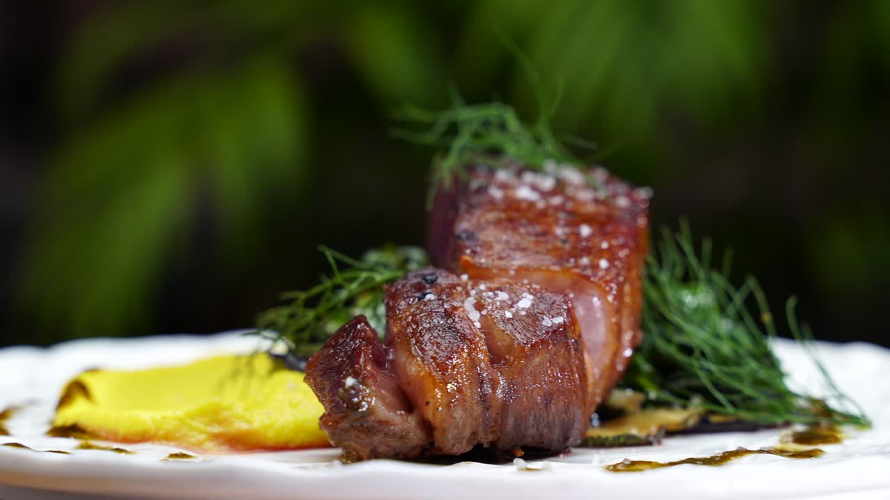 으깬 콜리플라워와 함께 접시에 회전하는 일본 고베 쇠고기 미식 요리