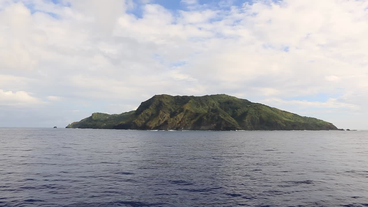 이것은 hms 현상금 반란자들이 거주하는 가장 고립된 섬 중 하나인 핏케언 섬입니다.