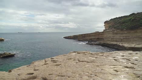 mar mediterráneo lavando las costas de la playa de piedra de la piscina de san pedro en invierno