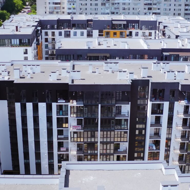 Vista aérea de edifício de apartamentos. Vista de drone de complexo de edifícios de apartamentos de vários andares típico