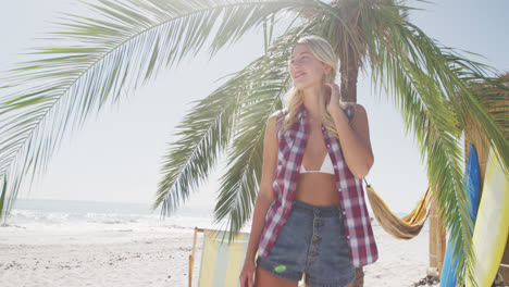 Mujer-Caucásica-Disfrutando-Del-Tiempo-En-La-Playa