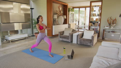 Mujer-De-Raza-Mixta-Practicando-Yoga-En-Casa.