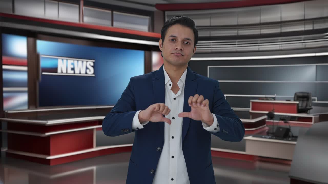 periodista indio decepcionado mostrando los pulgares hacia abajo