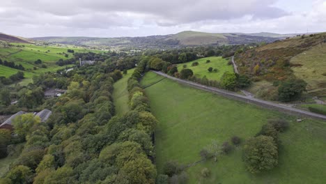Englische-Landschafts-Drohne-Videoaufnahmen-Von-Feldern-Und-Gebäuden-Mit-Trockenmauern