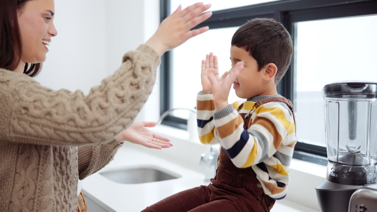 madre e hijo jugando en la cocina