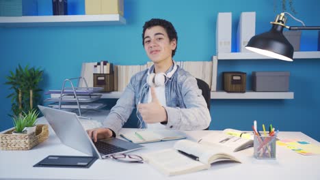 joven estudiante sonriendo a la cámara y dando un gesto positivo con su mano.