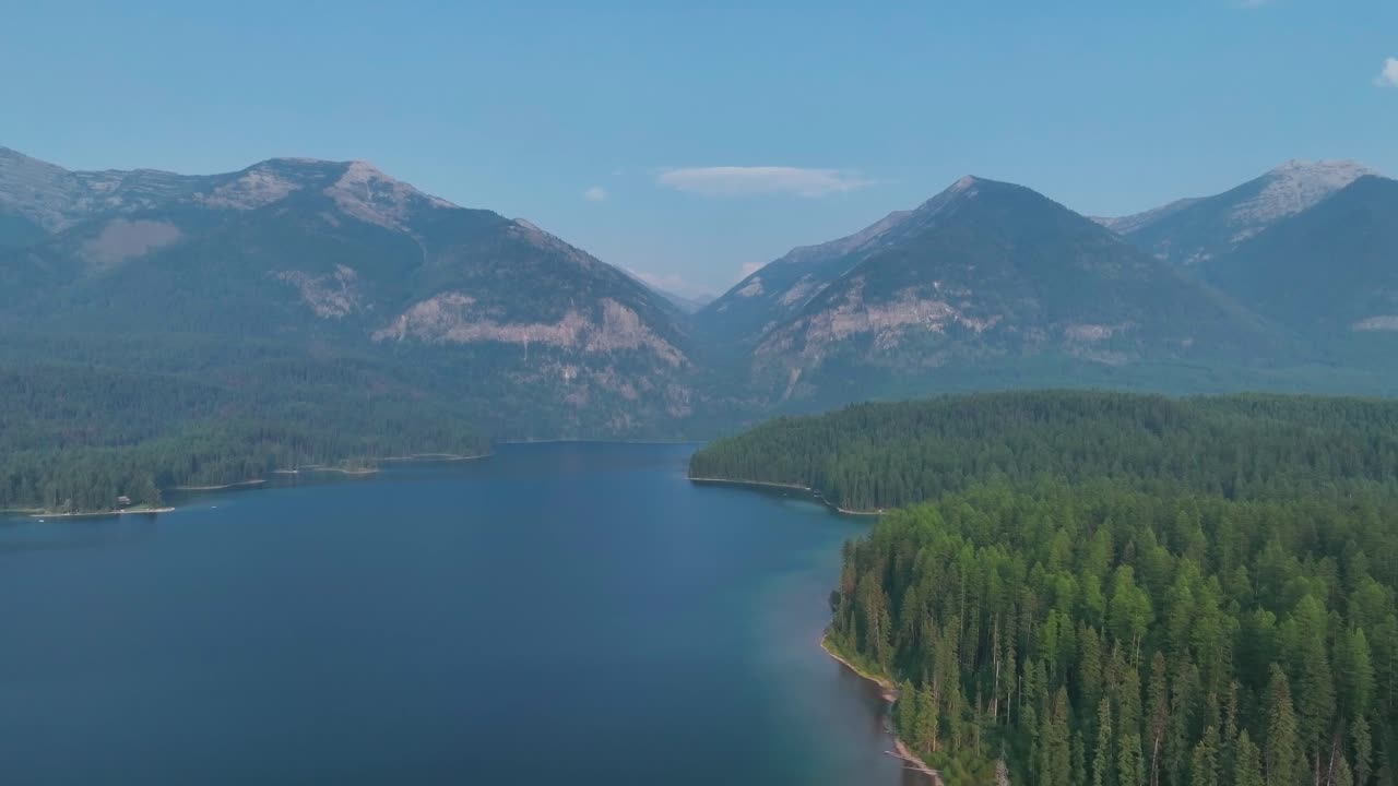vista panorámica del bosque de pinos y el paisaje montañoso alrededor del río flathead en montana, estados unidos