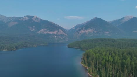 Vista-Panorámica-Del-Bosque-De-Pinos-Y-El-Paisaje-Montañoso-Alrededor-Del-Río-Flathead-En-Montana,-Estados-Unidos