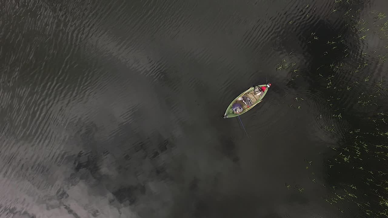 pescador en el barco vista amplia desde arriba aérea