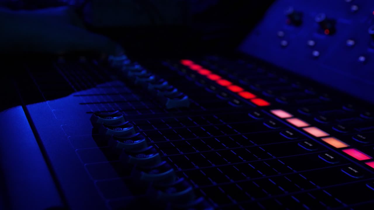 primer plano de una consola de mezcla de audio por la noche