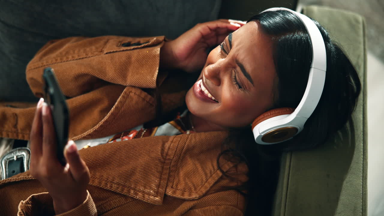 mujer relajándose con auriculares y teléfono