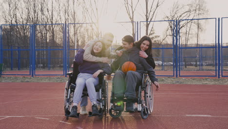 Glückliche-Gruppe-Von-Freunden,-Die-Auf-Dem-Basketballplatz-In-Die-Kamera-Schauen