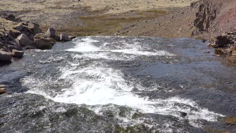 Inclinación-Del-Ancho-Río-Que-Desemboca-En-Los-Vastos-Fiordos-De-Los-Fiordos-Occidentales-De-Islandia