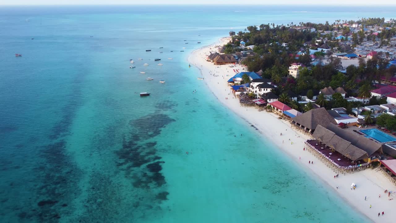 una hermosa vista aérea de zanzíbar y la playa de nungwi en tanzania en áfrica y el agua cristalina y azul del océano índico