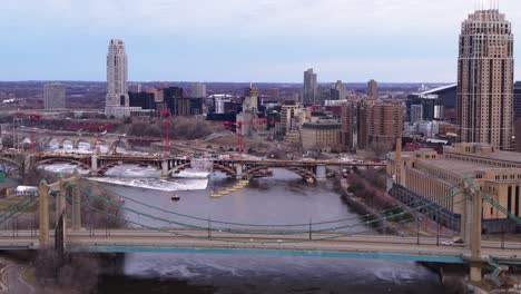 Hennepin-Avenue-Bridge-and-Third-Avenue-Bridge-in-construction-on-Mississippi-River,-Minneapolis-Minnesota