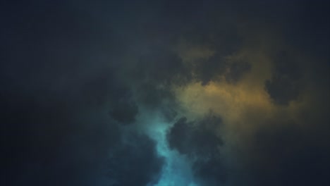 relámpago de nubes - espeluznante espectacular y dramática tormenta de relámpagos que ilumina el interior de las nubes sombrías y sombrías con brillantes y intensos rayos y destellos de rayo mágico naranja y azul azul