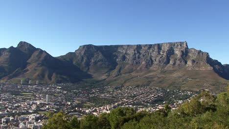 la montaña de la mesa vista desde el paseo marítimo