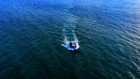 Erstaunliche-Rotierende-Antenne-Des-Bootes,-Das-Sich-Durch-Das-Offene-Ozeanwasser-Spaltet