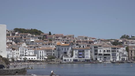 pueblo costero en costa brava, españa, vacaciones de verano, casas blancas al fondo, tiro estático