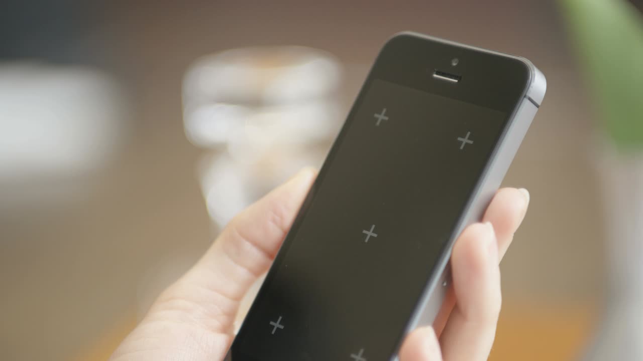 스마트 폰을 가진 여성 손