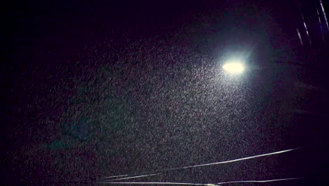 Nächtliche-Straßenlaterne,-Die-Durch-Starken-Schneeregen-Drängt