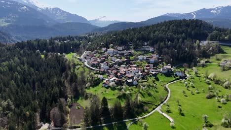 Idyllische-Kleinstadt-Am-Grünen-Berg-In-Der-Schweiz-Bei-Sonnenlicht