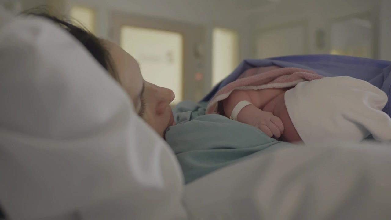 Neonato e madre che creano un legame nei loro primi momenti. Primo piano.