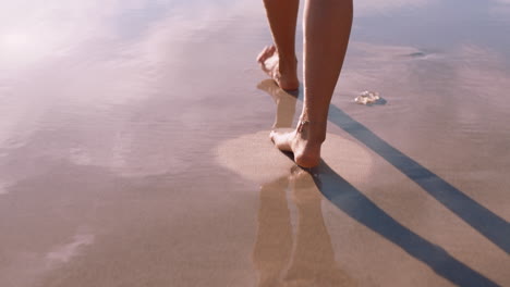 Entspannen-Sie-Sich,-Sand-Und-Füße-Einer-Frau-Am-Strand
