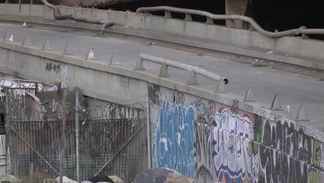 daños en la autopista debido a un incendio