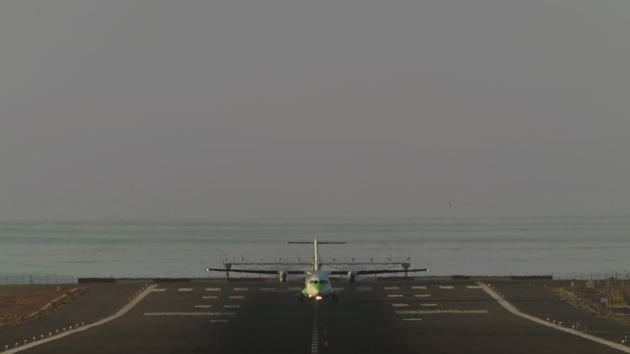 공항에서 이륙하는 비행기