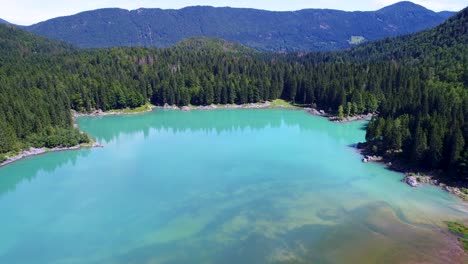 lago de fusine superior, alpes italianos. vuelos aéreos de aviones no tripulados.