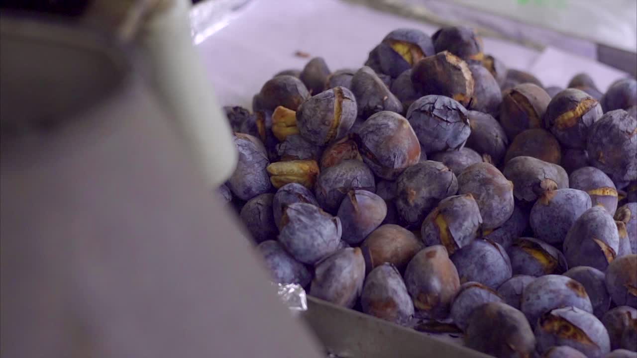 Arrostire castagne fresche per le strade del Portogallo