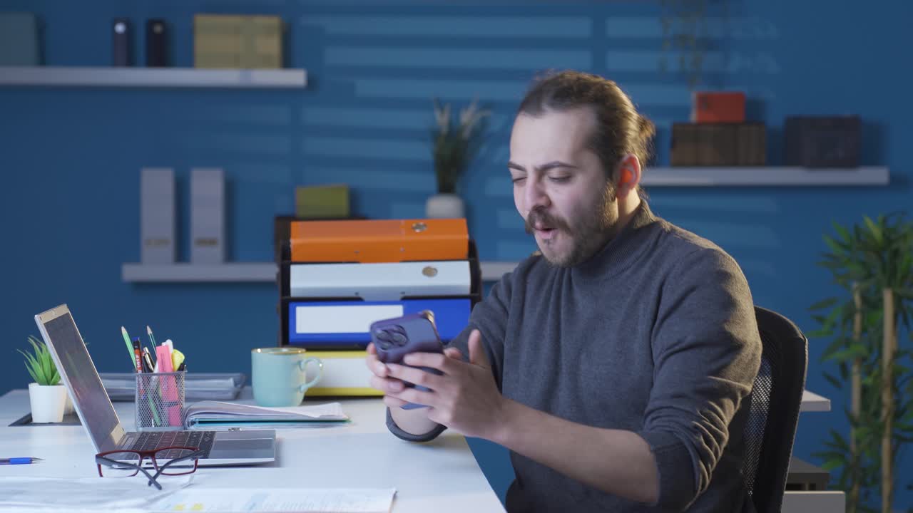 el hombre que felizmente usa el teléfono baila y se divierte.