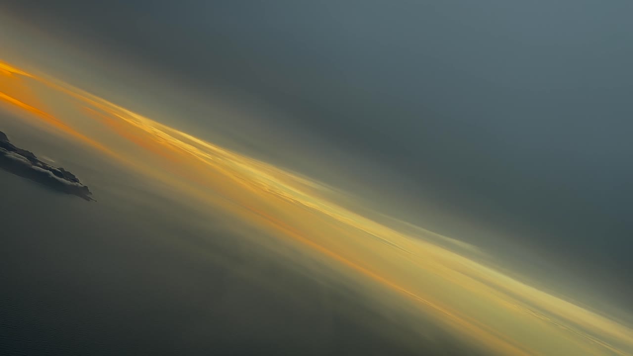 스페인 알메리아의 카보 데 가타 근처에서 공중에서 해가 뜨는 모습