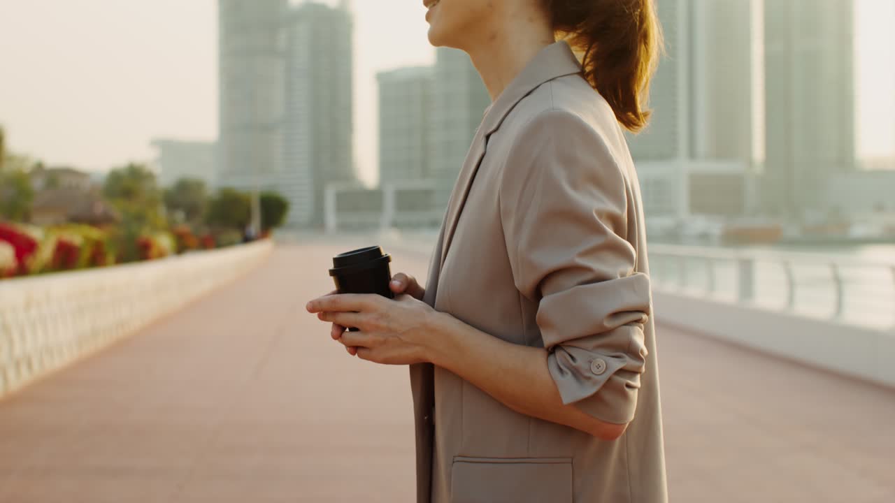 mujer de negocios disfrutando de café al aire libre