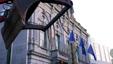 Los-Agricultores-Protestaban-Durante-La-Cumbre-De-La-UE-Frente-Al-Parlamento-Europeo-En-La-Plaza-De-Luxemburgo---Bruselas,-Bélgica