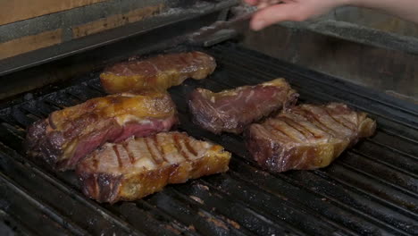 entrecot de ternera jugosa a la parrilla en un restaurante