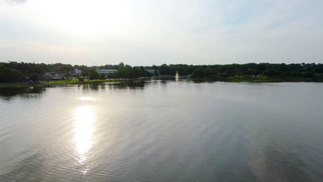 Fliegen-über-Ein-Boot-In-Einem-Wunderschönen-See-In-Zentralflorida-Während-Des-Sonnenuntergangs