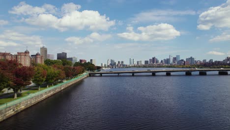 Vista-Por-Drones-Del-Puente-De-Harvard-Sobre-El-Río-Charles-En-Boston,-Massachusetts