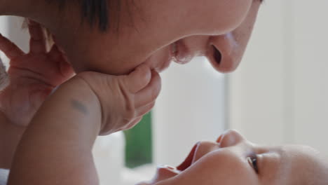 가까운 어머니가 바꾸는 테이블에서 아기를 돌보는 행복한 엄마 놀이로 진정시키는 유아가 집에서 아이를 돌보는 4k 영상