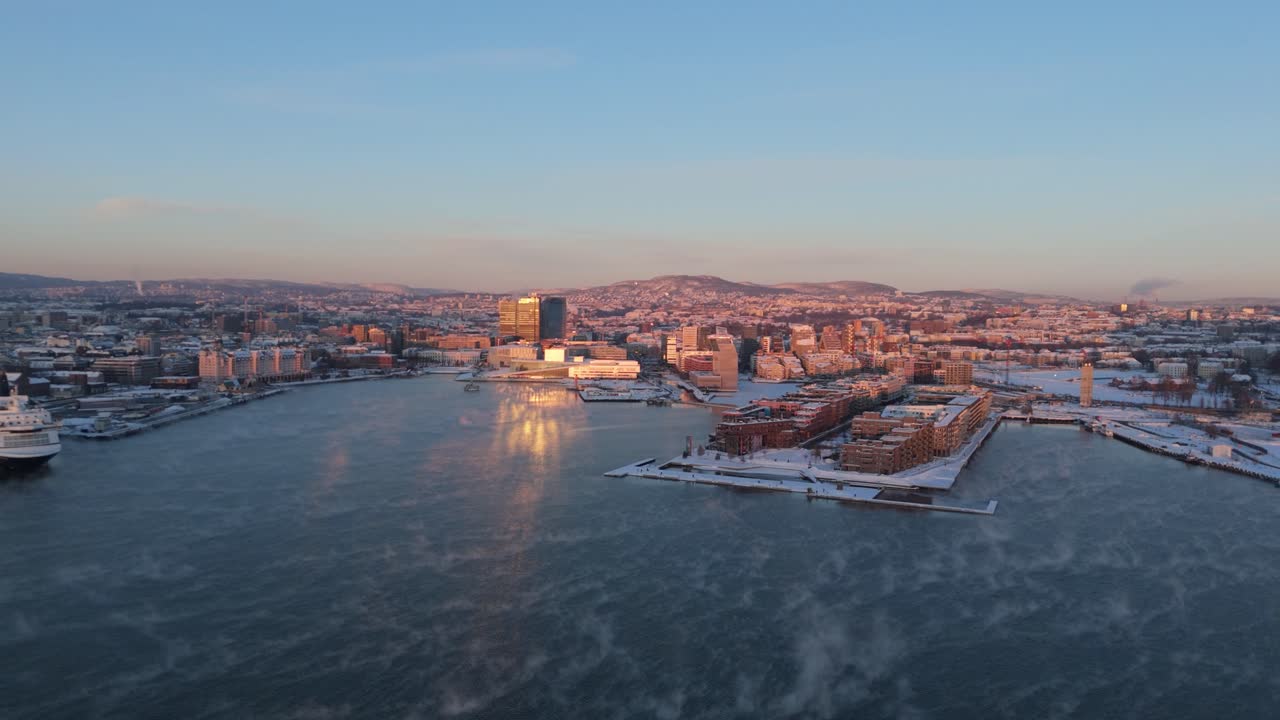 vista de la hora dorada sobre bjorvika en el distrito de centrum de oslo, noruega