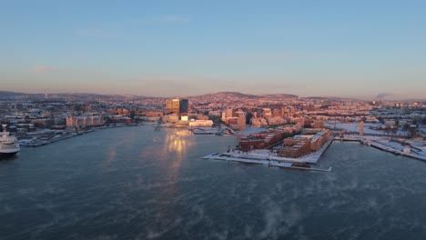 Vista-De-La-Hora-Dorada-Sobre-Bjorvika-En-El-Distrito-Sentrum-De-Oslo,-Noruega