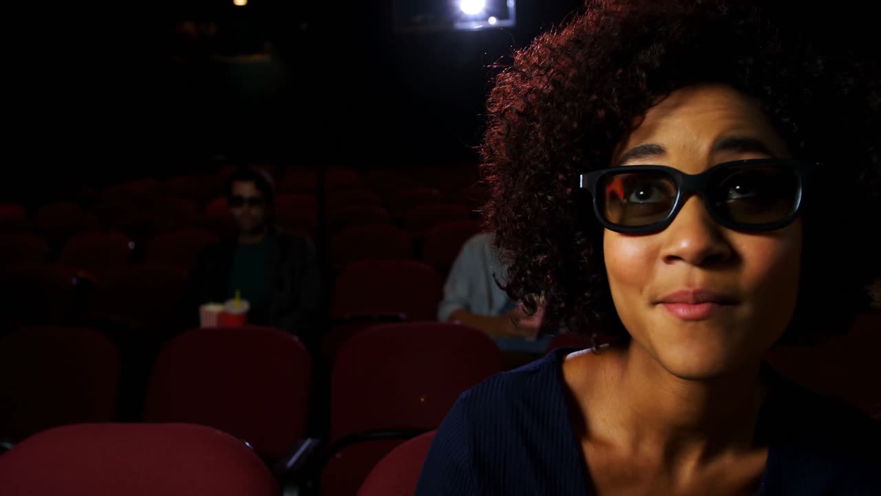 Femme avec des lunettes 3D regardant un film 4k