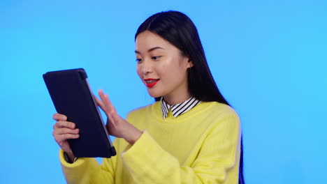 Asiatische-Frau,-Tablet-Und-Studio-Für-Kommunikation