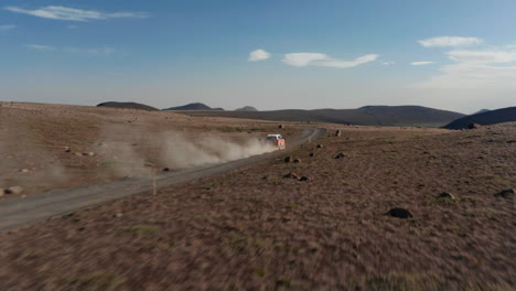 Vogelauge-Fliegt-über-Dem-Auto,-Das-Offroad-Durch-Die-Ländliche-Landschaft-In-Island-Fährt.-Luftbild-Autofahren-Abseits-Der-Straße-Auf-Dem-Weg-In-Der-Felsigen-Vulkanischen-Isländischen-Wüste.-Kommerzielle-Versicherung