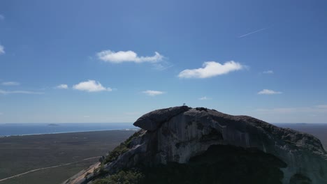 People-on-top-of-mountain-enjoying-stunning-landscape-and-ocean-of-Australia-in-sunlight