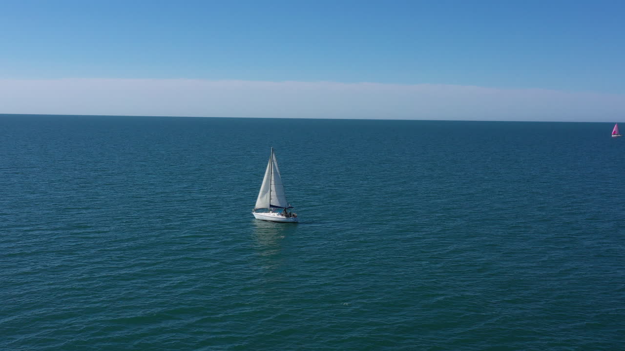 volando alrededor de un velero en el mar mediterráneo día soleado cielo azul francia
