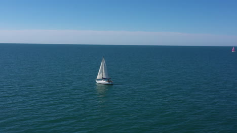 Umfliegen-Eines-Segelboots-Im-Mittelmeer,-Sonniger-Tag,-Blauer-Himmel,-Frankreich