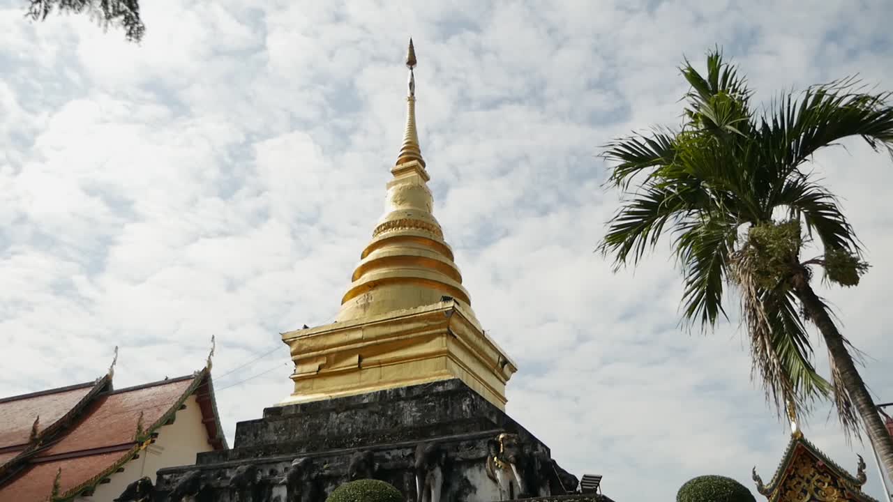 pagoda "chedi" de wat phra that chang kum temple, landmaek dorado e histórico de la provincia de nan, tailandia